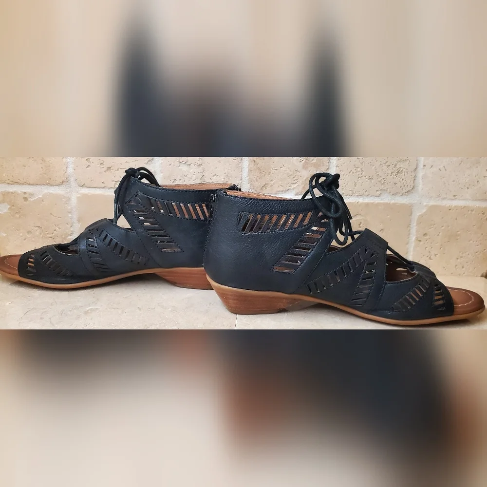Comfortiva Sz 11M Black Leather Lace-Up Gladiator Sandals w/Geometric Design - Picture 8 of 9